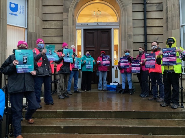 На фото показана линия пикета членов УКУ у Открытого университета на пикете в Эдинбурге, Шотландия, во время забастовки УКУ в декабре 2021 года.