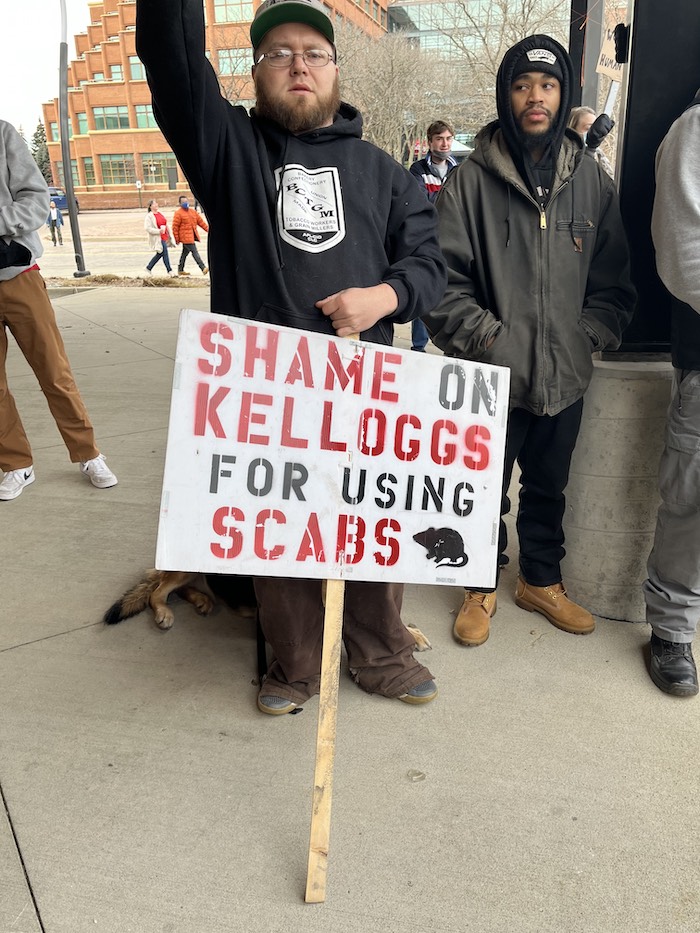Pickets with placard reading: shame on Kelloggs for using scabs