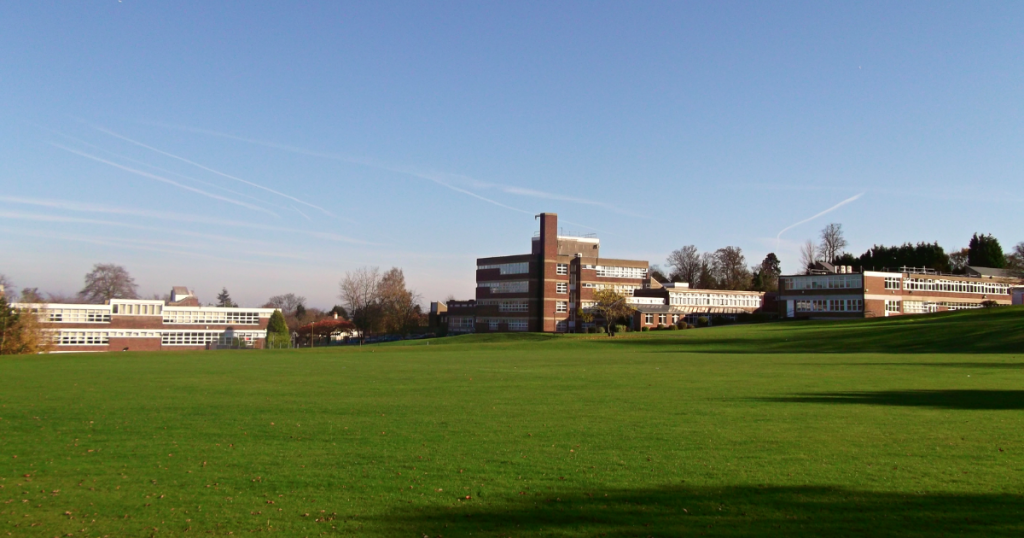 La photo montre une vue de Croydon High School, l'une des écoles du Girls Day School Trust (GDST) qui vote actuellement pour une grève sur les retraites.