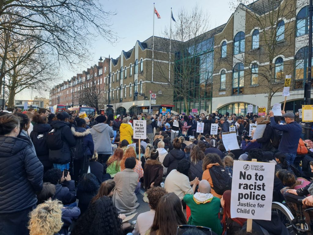 Фотография протеста возле полицейского участка Сток-Ньюингтона 18 марта после разоблачений того, что Чайлд Кью подвергся обыску с раздеванием в ее школе в Хакни.