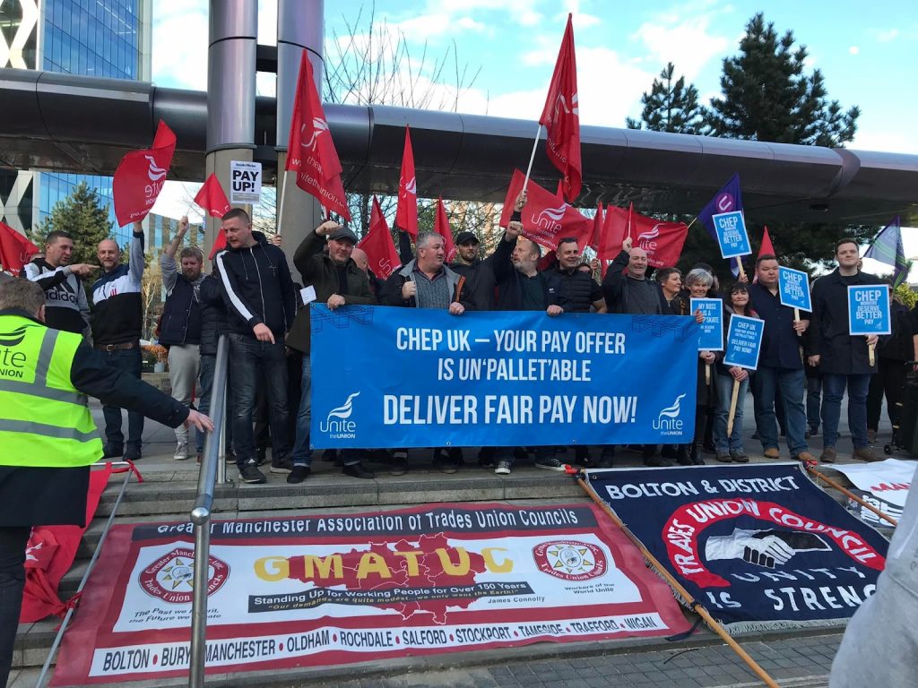 Пикетная линия забастовщиков CHEP - баннеры Совета профсоюзов Большого Манчестера, Болтона и Окружного совета профсоюзов, а также баннер CHEP с надписью «CHEP UK, ваше предложение недопустимо - предоставьте справедливую оплату сейчас!»
