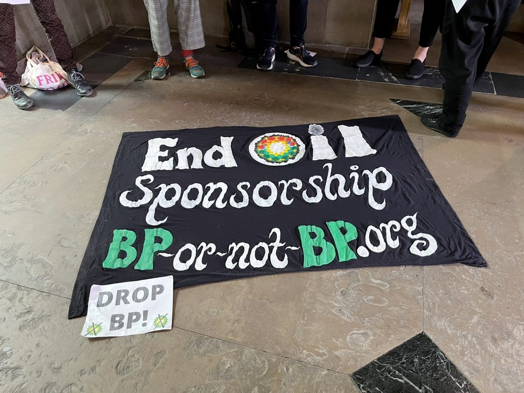 Один из баннеров акции и оккупации Британского музея в субботу, 23 апреля.  Баннер гласит: «Прекратить нефтяное спонсорство.  BP-or-not-BP.org» и «бросьте BP!»