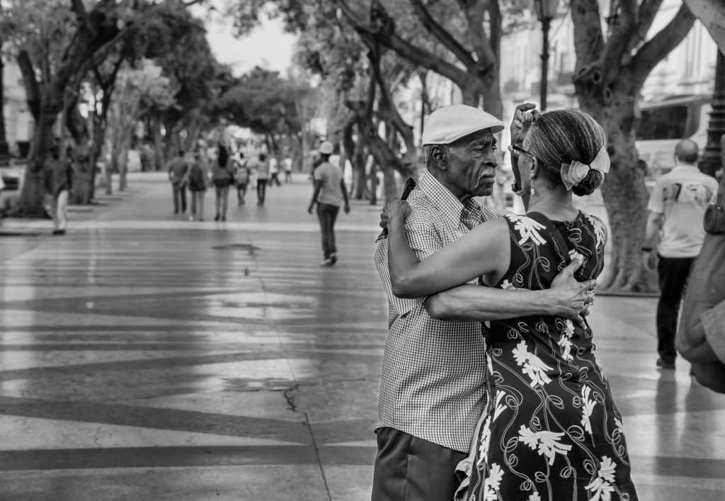 古巴夫妇随着儿子的音乐跳舞