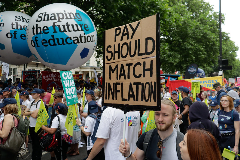 Демонстранты на протесте TUC с "зарплата должна соответствовать инфляции" плакат