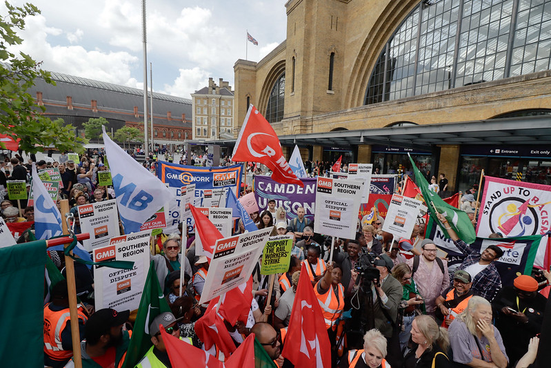 Протест профсоюзов на Кингс-Кросс в Лондоне