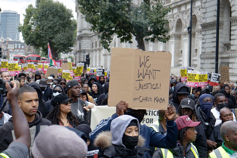 Март, плакат с надписью «Мы хотим справедливости для Криса Кабы».