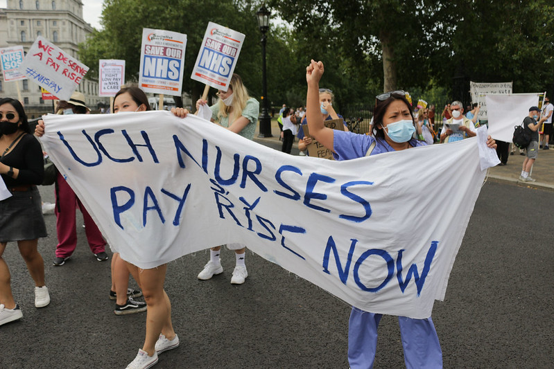 Les infirmières tiennent une banderole lisant "Infirmières de l'UCH : augmentation de salaire maintenant"