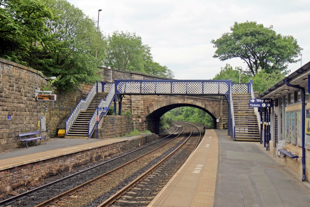 Железнодорожный вокзал с платформами, доступными только по лестнице