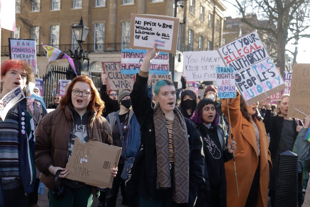 Proteste a Londra per i diritti trans.