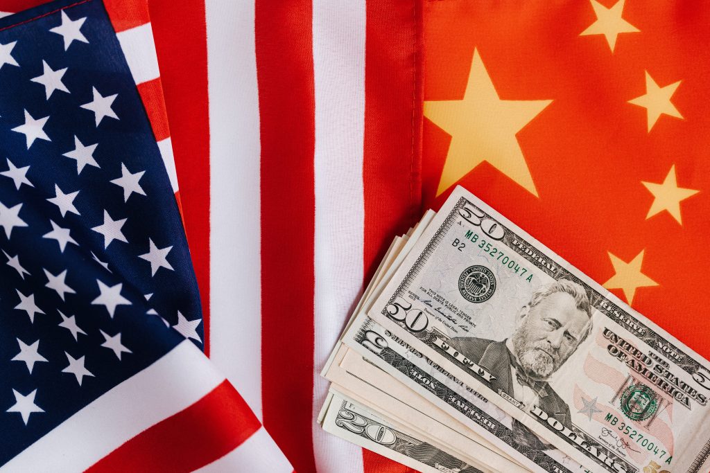 Американские и китайские флаги и доллары США